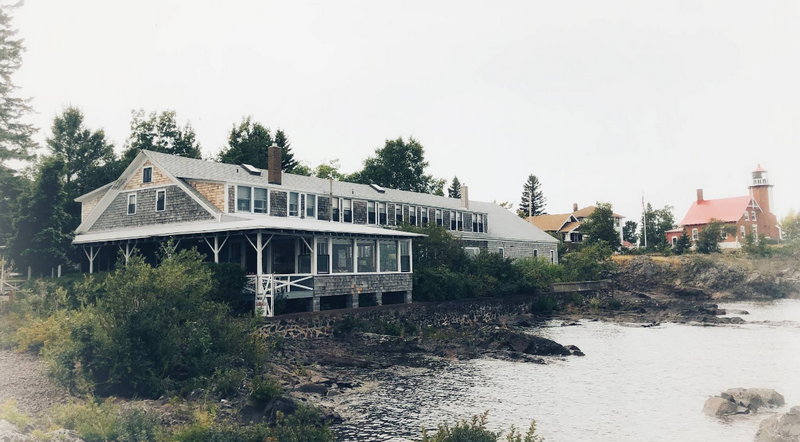 Lake Breeze Hotel